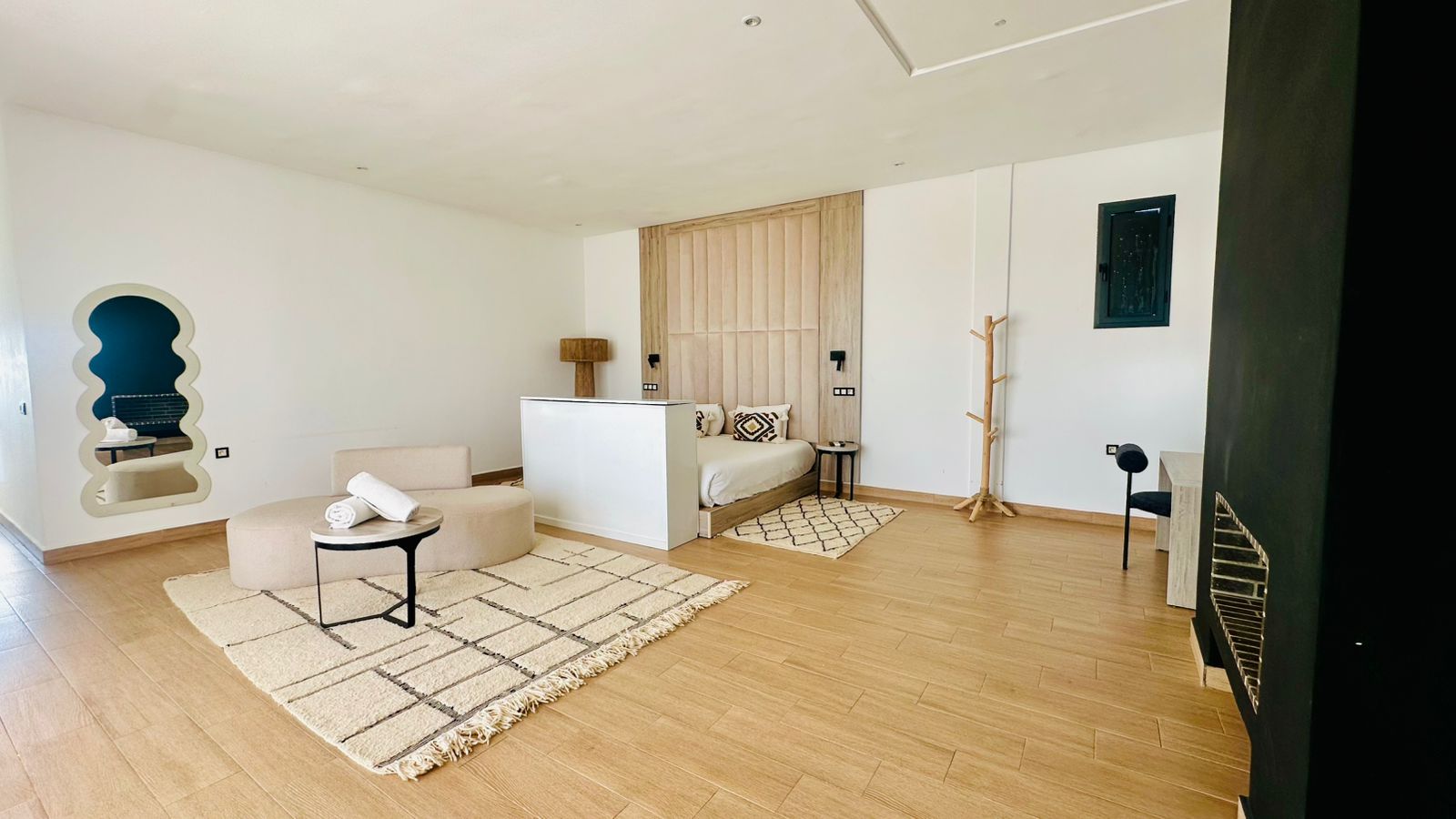 Suite zen avec miroir en alcôve
